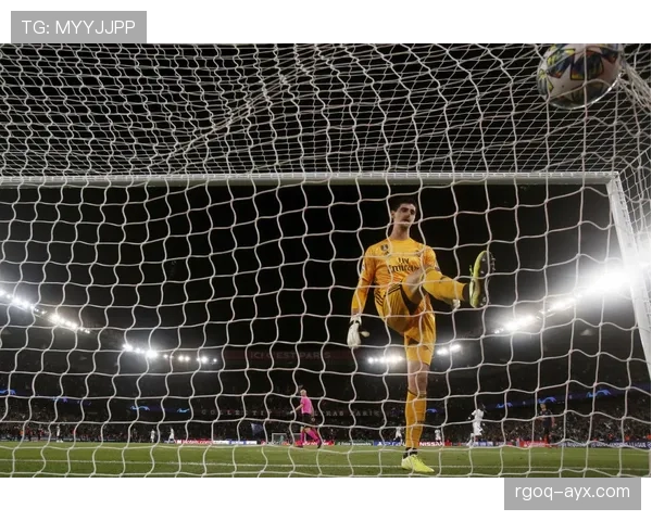 库尔图瓦：禁区统治+高球处理构建的防守安全堡垒