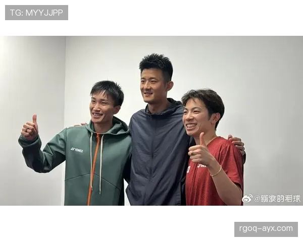 谌龙训练完直接去接孩子放学，背影差点认成小区保安